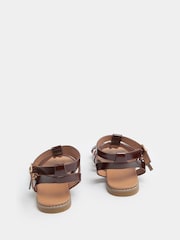 بني - صندل مقاس واسع بتصميم قرص مطروق Gladiator من Yours Curve - Image 4 of 5