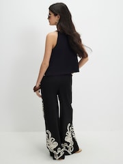 מכנסיים רקומים בגזרה רחבה של River Island - תמונה 2 מתוך 4