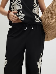 מכנסיים רקומים בגזרה רחבה של River Island - תמונה 3 מתוך 4