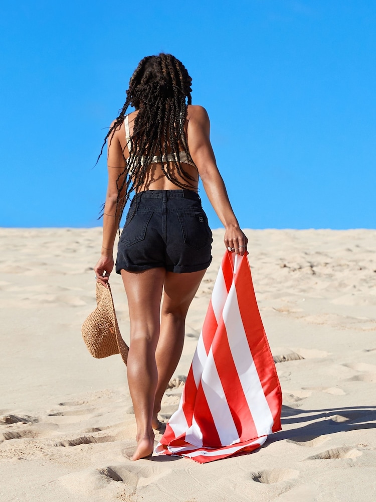 منشفة شاطئ سريعة الجفاف من Dock & Bay - Image 1 of 5