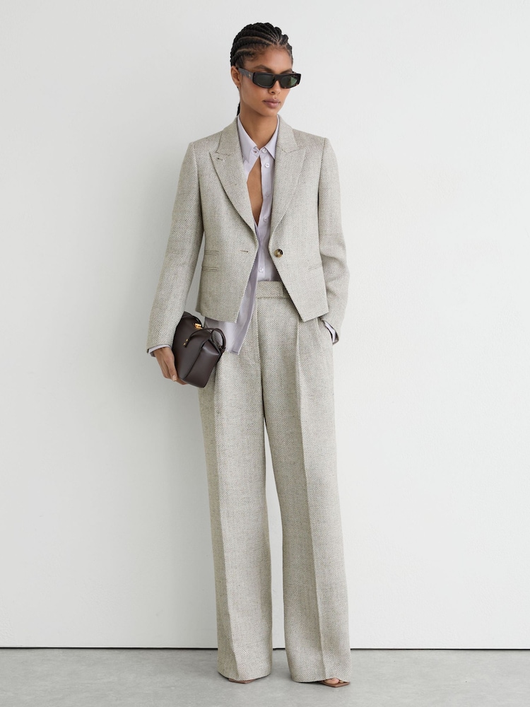 Reiss Ezra Herringbone Linen-Blend Cropped Suit Blazer - תמונה 1 מתוך 7 Reiss Ezra Herringbone Linen-Blend Cropped Suit Blazer - תמונה 1 מתוך 7