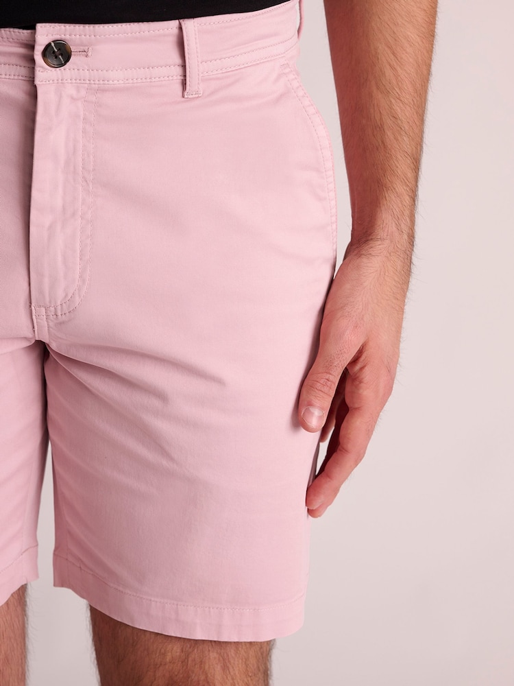 وردي - Brook Taverner Garment Dyed Stretch Cotton Shorts - صورة 3 من 3