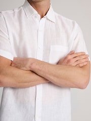 أبيض - Brook Taverner Pure Linen Short Sleeve Shirt - Image 2 of 6