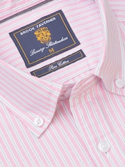 وردي - قميص بوبلين قطني مخطط من Brook Taverner - Image 6 of 7