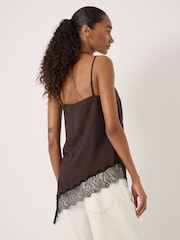 بلوزة داخلية بحمالات وتفاصيل دانتيل غير متماثلة Marnie من Hush - Image 3 of 5