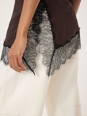 بلوزة داخلية بحمالات وتفاصيل دانتيل غير متماثلة Marnie من Hush - Image 4 of 5