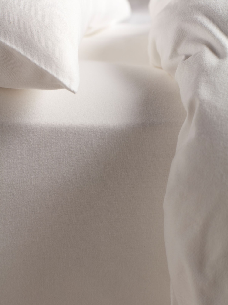 Secret Linen Store White Henry Brushed 100% Cotton Fitted Sheet - Image 2 of 4