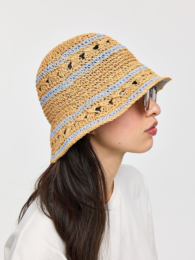 Oliver Bonas Brown & Blue Striped Packable Straw Bucket Hat - Imagen 1 de 5 Oliver Bonas Brown & Blue Striped Packable Straw Bucket Hat - Imagen 1 de 5