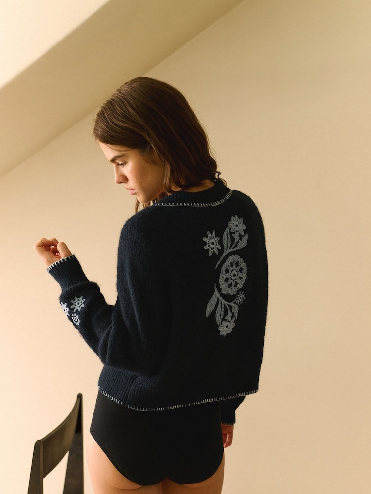 Daily by Desmond & Dempsey Navy Floral Embriodery Knitted Cardigan - Image 2 de 6 Daily by Desmond & Dempsey Navy Floral Embriodery Knitted Cardigan - Image 2 de 6