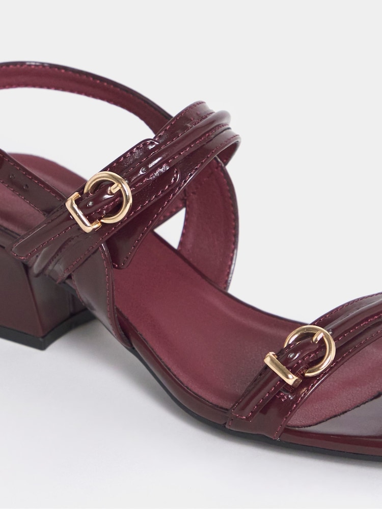 أحمر - صنادل بحزام مزدوج بإبزيم من JD Williams - صورة 4 من 4