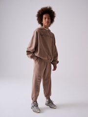 صخري - طقم من هودي كبير الحجم وبنطلون رياضي من Castore - Image 2 of 9