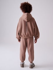صخري - طقم من هودي كبير الحجم وبنطلون رياضي من Castore - Image 4 of 9