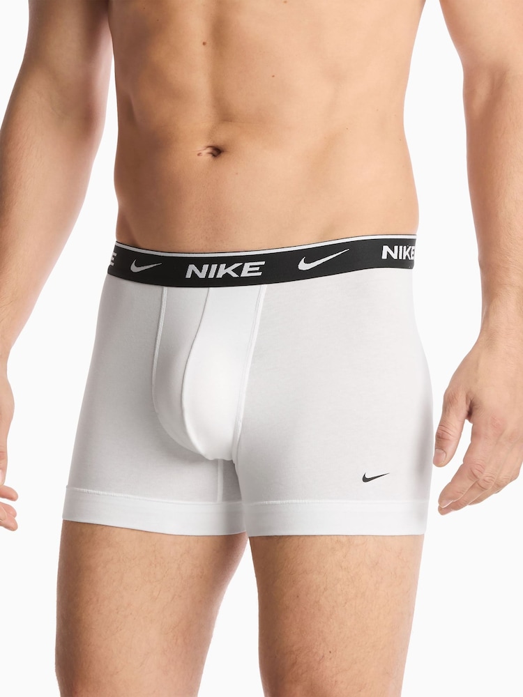 أبيض - حزمة من 3 سراويل داخلية قطن قابلة للتمدد تشكيلة Essential من Nike - صورة 2 من 4