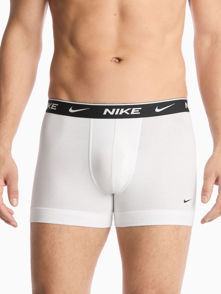 أبيض - حزمة من 3 سراويل داخلية قطن قابلة للتمدد تشكيلة Essential من Nike - صورة 4 من 4