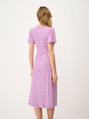 وردي - فستان Jenna من قماش جيرسي بأكمام متطايرة من Crew Clothing - Image 3 of 5