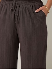 Marrón - Yours Curve Textured Woven Wide Leg Trousers - Imagen 4 de 5