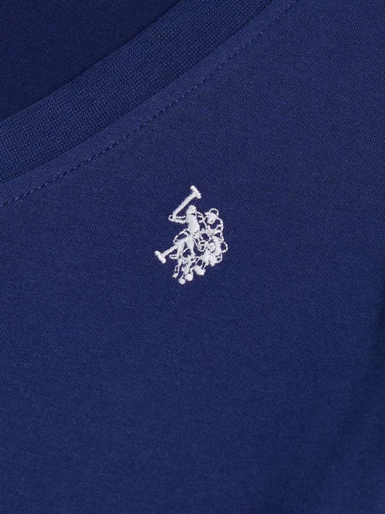 Aguja - U.S. Polo Assn. Camiseta con cuello de pico y corte estándar - Imagen 7 de 7 Aguja - U.S. Polo Assn. Camiseta con cuello de pico y corte estándar - Imagen 7 de 7