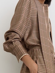 Reiss Minnie Check Tie-Neck Blouse - Larawan 4 ng 7