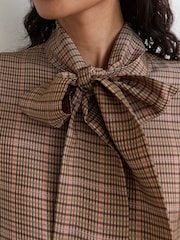 Reiss Minnie Check Tie-Neck Blouse - Larawan 6 ng 7