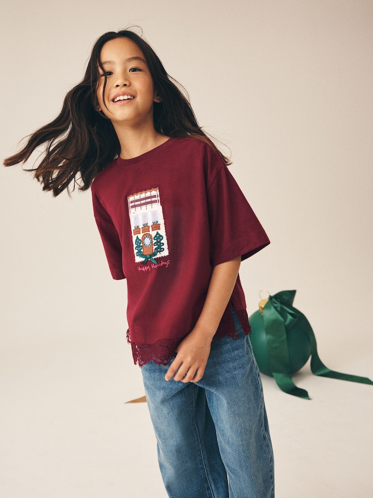 Burgundy Red House - Lace Hem Christmas Applique T-Shirt (3-16yrs) - תמונה 1 מתוך 9