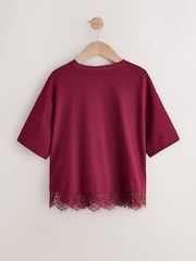 Burgundy Red House - Lace Hem Christmas Applique T-Shirt (3-16yrs) - תמונה 7 מתוך 9