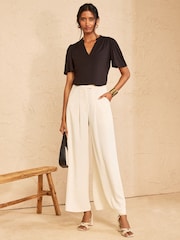 Negro - Love & Roses Notch Neck Flutter Sleeve T-Shirt - Imagen 3 de 4
