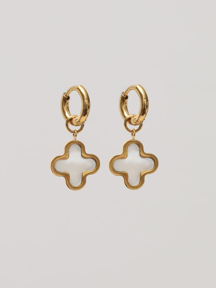 Jon Richard Waterproof Mother of Pearl Clover Huggie Earrings - Imagen 1 de 3