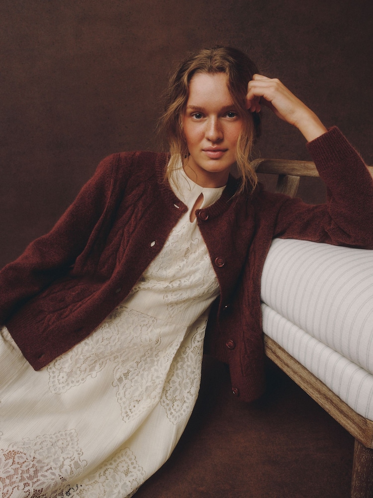 Kastanienbraun - Laura Ashley Strickjacke mit Zopfmuster - Bild 1 von 4 Kastanienbraun - Laura Ashley Strickjacke mit Zopfmuster - Bild 1 von 4