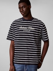 Calvin Klein weit geschnittenes T-Shirt aus Baumwollpiqué mit Streifenmuster - Bild 4 von 5