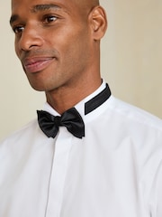Hvit - Smal passform  - Occasion Cotton Rich Twill Shirt and Satin Bow Tie Set - Bilde 4 av 5