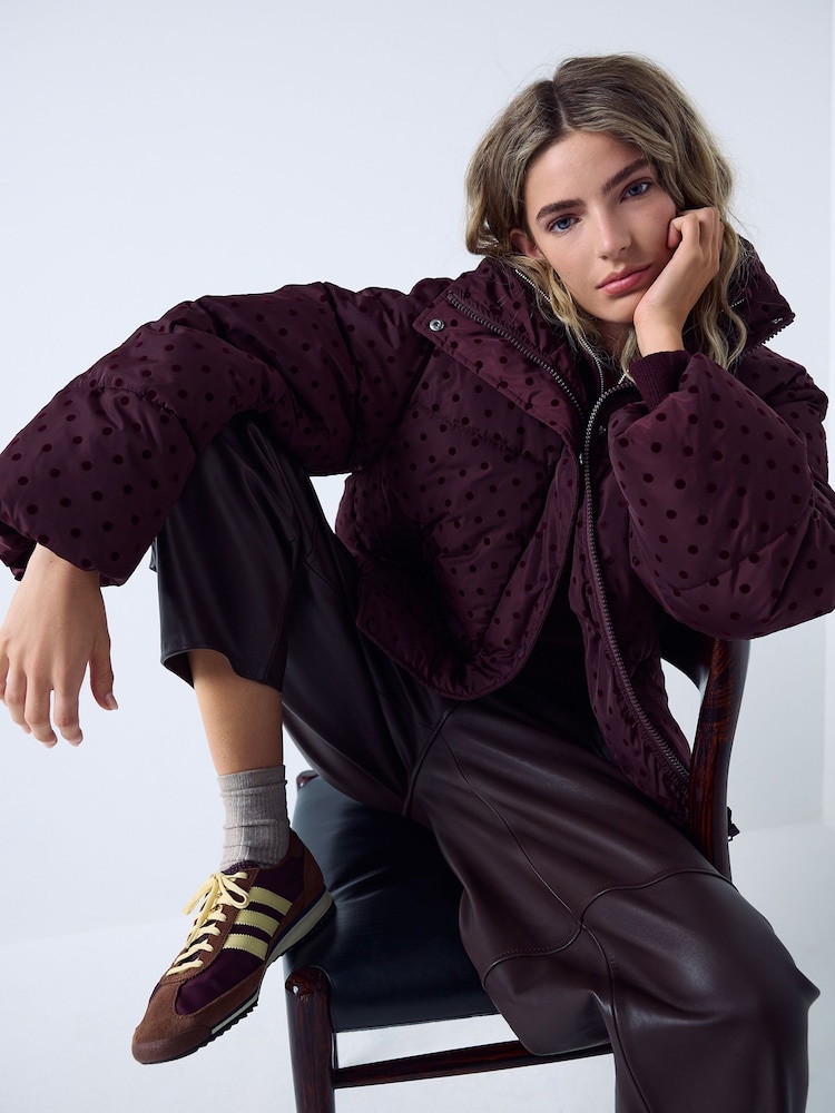 Pois rouge bordeaux - Short Funnel Neck Padded Puffer Jacket - Image 1 de 5 Pois rouge bordeaux - Short Funnel Neck Padded Puffer Jacket - Image 1 de 5