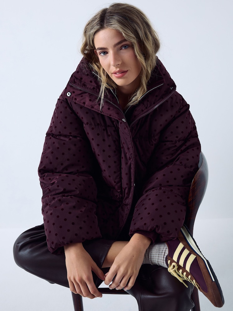 Pois rouge bordeaux - Short Funnel Neck Padded Puffer Jacket - Image 2 de 5 Pois rouge bordeaux - Short Funnel Neck Padded Puffer Jacket - Image 2 de 5