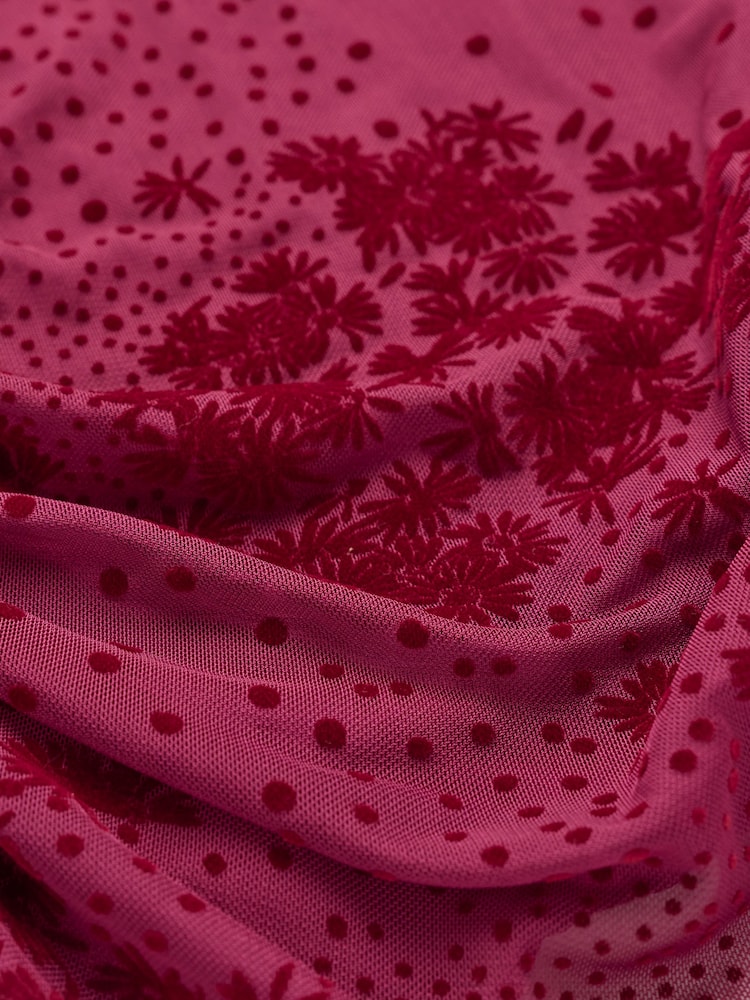 Rouge bordeaux à fleurs - Haut à manches longues en maille froncée FatFace - Image 7 sur 7 Rouge bordeaux à fleurs - Haut à manches longues en maille froncée FatFace - Image 7 sur 7