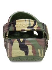 أخضر - حذاء بنعل سميك كلاسيكي بنقشة مموه من Crocs - Image 6 of 6