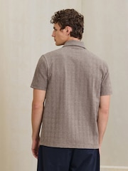 Hellbraun - Reguläre Passform - Elegantes Jacquard-Polo-Shirt - Bild 4 von 7