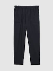 Marina de guerra - Pantalones Reiss Snap de mezcla de algodón ligeros y corte ajustado. - Imagen 2 de 6