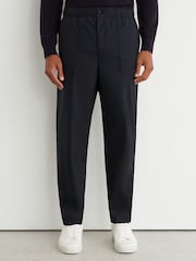 Marina de guerra - Pantalones Reiss Snap de mezcla de algodón ligeros y corte ajustado. - Imagen 3 de 6