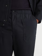 Marina de guerra - Pantalones Reiss Snap de mezcla de algodón ligeros y corte ajustado. - Imagen 4 de 6