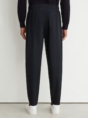 Marina de guerra - Pantalones Reiss Snap de mezcla de algodón ligeros y corte ajustado. - Imagen 5 de 6