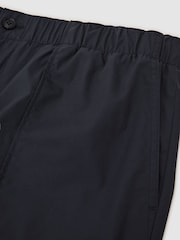 Marina de guerra - Pantalones Reiss Snap de mezcla de algodón ligeros y corte ajustado. - Imagen 6 de 6