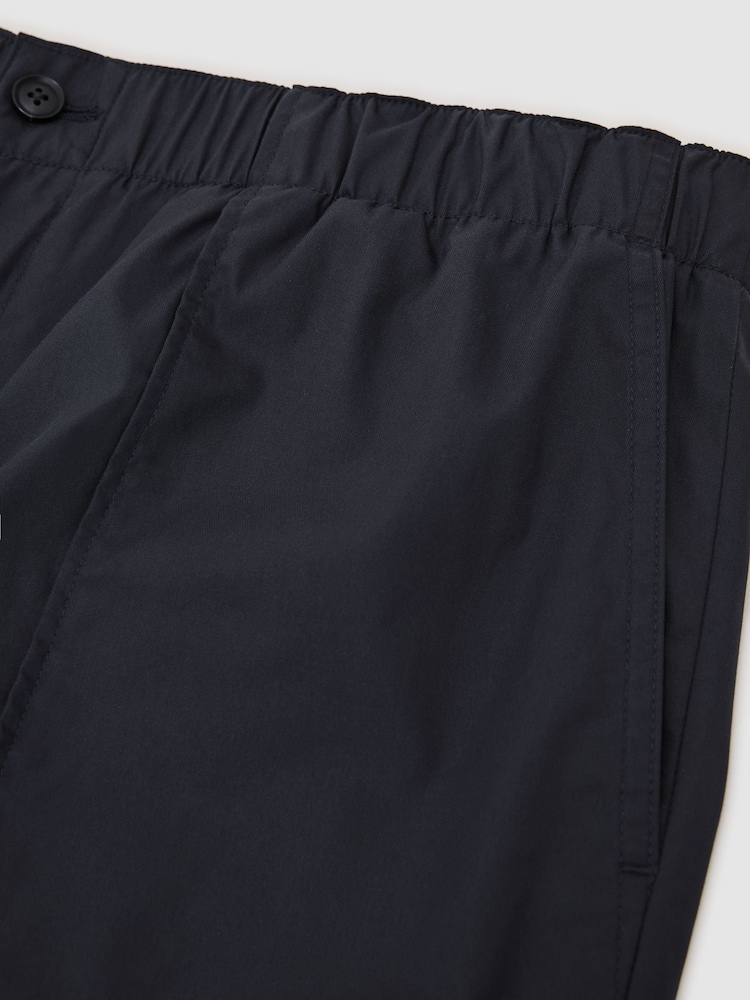 Marina de guerra - Pantalones Reiss Snap de mezcla de algodón ligeros y corte ajustado. - Imagen 6 de 6 Marina de guerra - Pantalones Reiss Snap de mezcla de algodón ligeros y corte ajustado. - Imagen 6 de 6