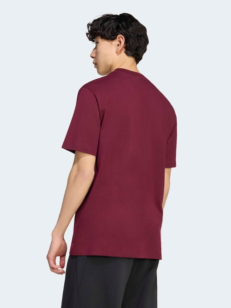 בורדו - adidas חולצת טי ג'רזי בייסיק עם עיטור לוגו באותיות קוויות - תמונה 2 מתוך 6
