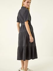 Svart - Roman knappedetaljert lagdelt midikjole - Bilde 3 av 5