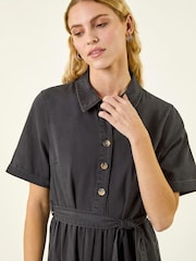 Svart - Roman knappedetaljert lagdelt midikjole - Bilde 4 av 5