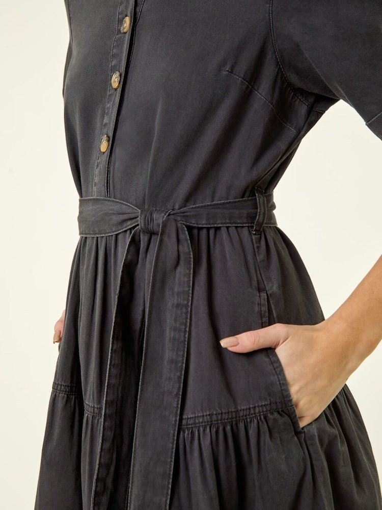 Svart - Roman knappedetaljert lagdelt midikjole - Bilde 5 av 5