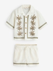 Set ng Shirt at Shorts na may Burda ng Palma sa River Island - Larawan 2 ng 2