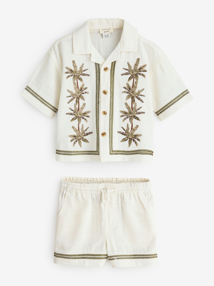 Set ng Shirt at Shorts na may Burda ng Palma sa River Island - Larawan 2 ng 2
