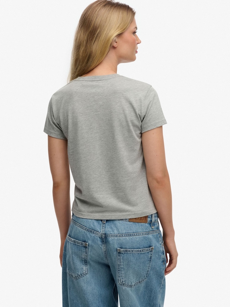 تيشِرت ضيّق بطبعة جرافيك تشكيلة Athletic Essentials من Superdry - صورة 2 من 7