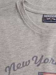 تيشِرت ضيّق بطبعة جرافيك تشكيلة Athletic Essentials من Superdry - صورة 7 من 7