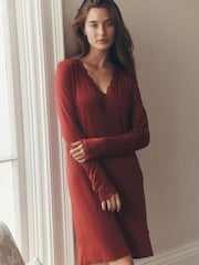 قميص نوم مودال بتفاصيل دانتيل بكُم طويل من Laura Ashley - صورة 1 من 5